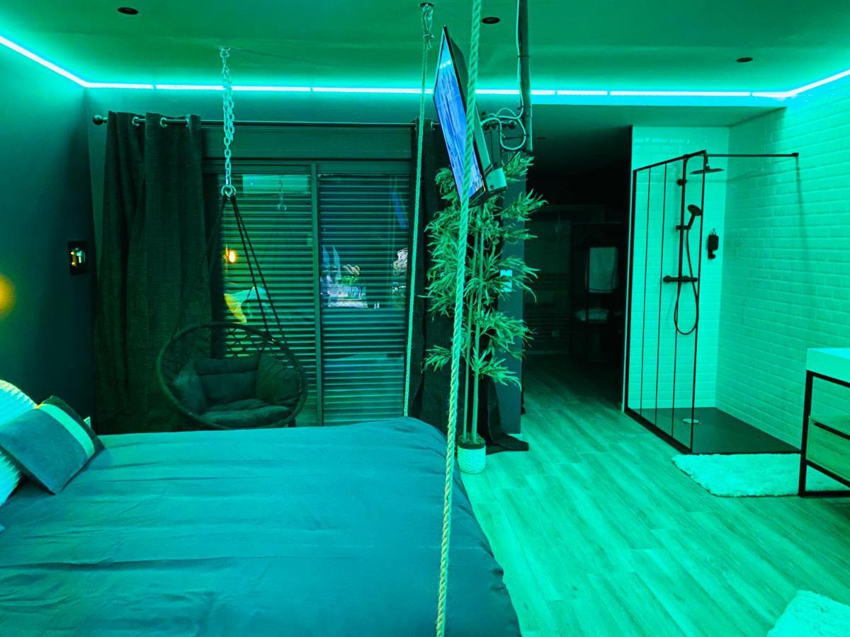 Capsule Temps Suspendu - Balneo, Home Cinema & Billard 瓦朗西纳 外观 照片