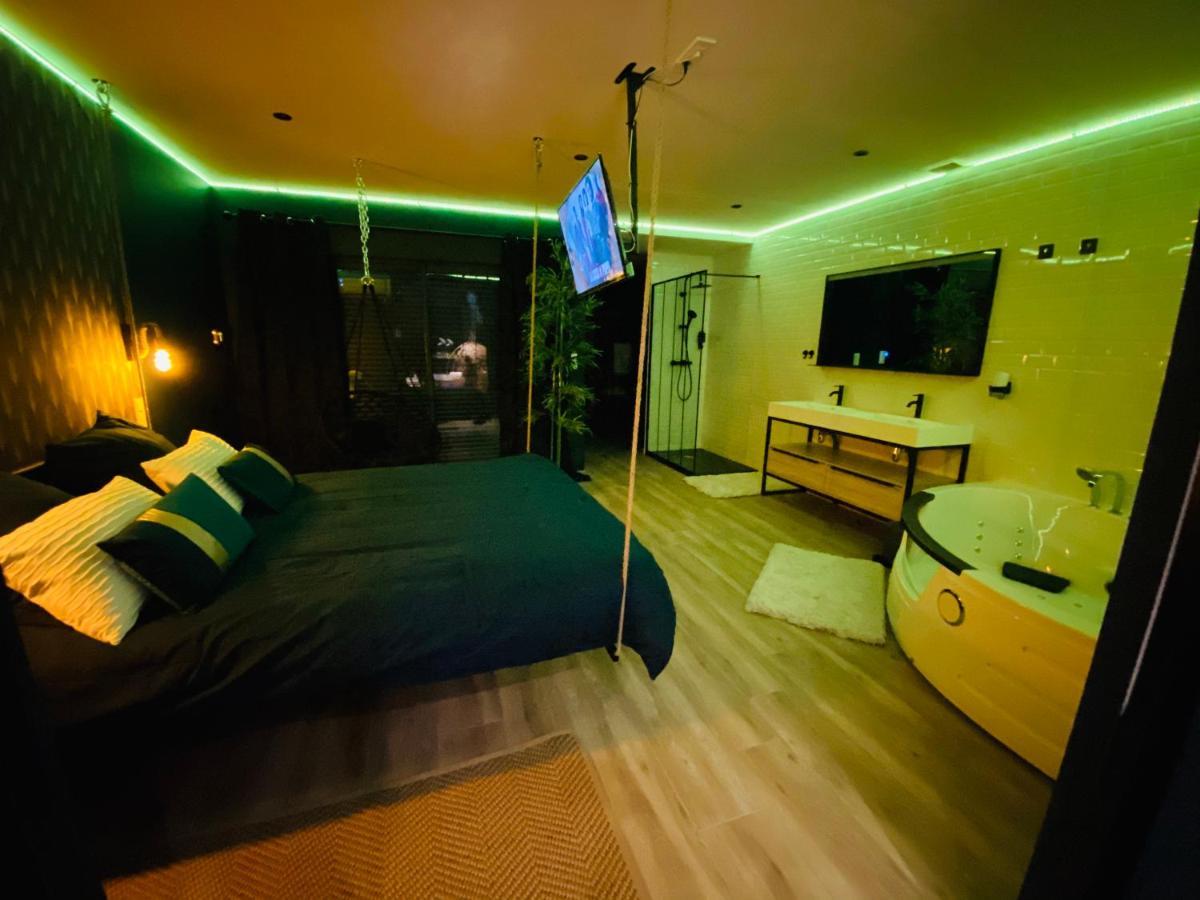 Capsule Temps Suspendu - Balneo, Home Cinema & Billard 瓦朗西纳 外观 照片